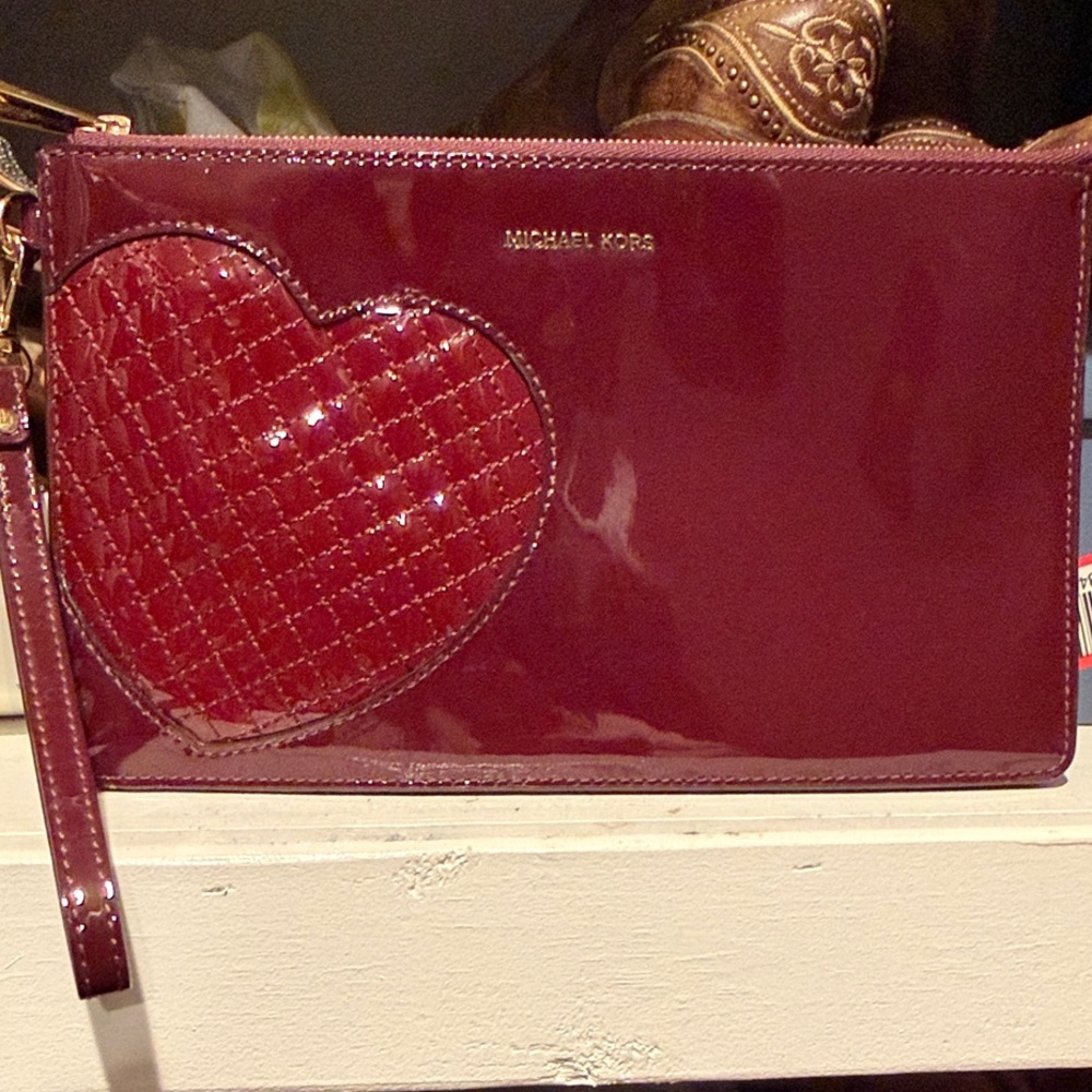 Michael Kors Daniela large Heart wristlet